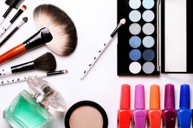 Makyaj fırça, parfüm, göz farı, allık beyaz arka plan