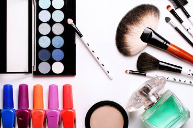 Makyaj fırça, parfüm, göz farı, allık beyaz arka plan