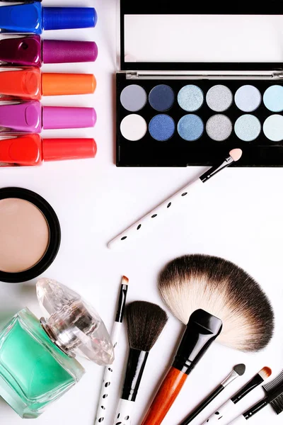 Makyaj fırça, parfüm, göz farı, allık beyaz arka plan