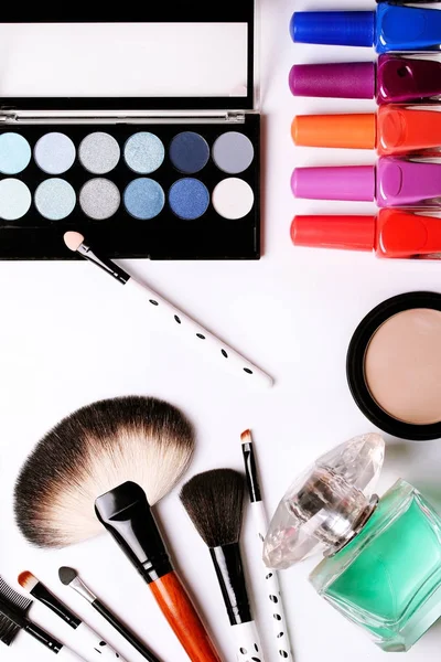 Makyaj fırça, parfüm, göz farı, allık beyaz arka plan