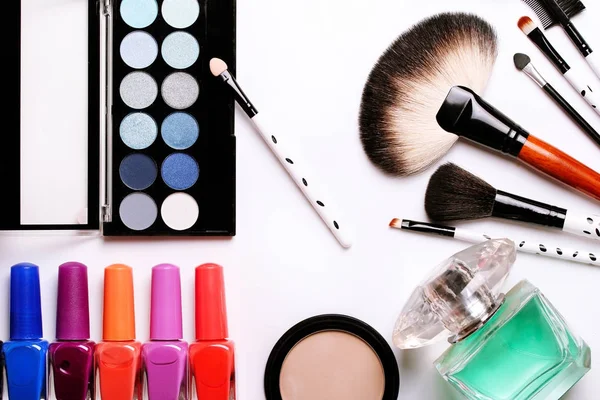 Makyaj fırça, parfüm, göz farı, allık beyaz arka plan