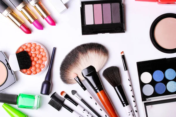 Makyaj fırça, parfüm, göz farı, allık beyaz arka plan
