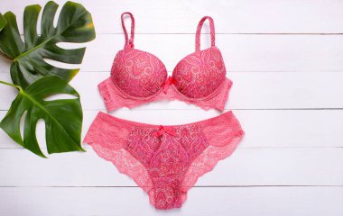 Güzel kadın iç çamaşırı. Dantel külot ve sutyen ahşap arka plan üzerinde yalan.