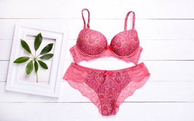 Güzel kadın iç çamaşırı. Dantel külot ve sutyen ahşap arka plan üzerinde yalan.