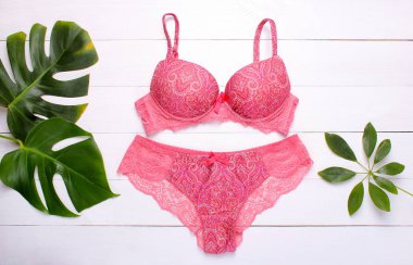 Güzel kadın iç çamaşırı. Dantel külot ve sutyen ahşap arka plan üzerinde yalan.