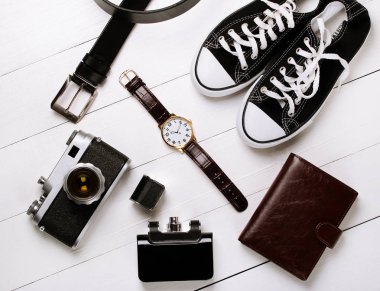 moda. saat, cüzdan, kemer, Köln, spor ayakkabı ve ahşap arka plan üzerinde eski fotoğraf makinesi