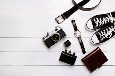 moda. saat, cüzdan, kemer, Köln, spor ayakkabı ve ahşap arka plan üzerinde eski fotoğraf makinesi
