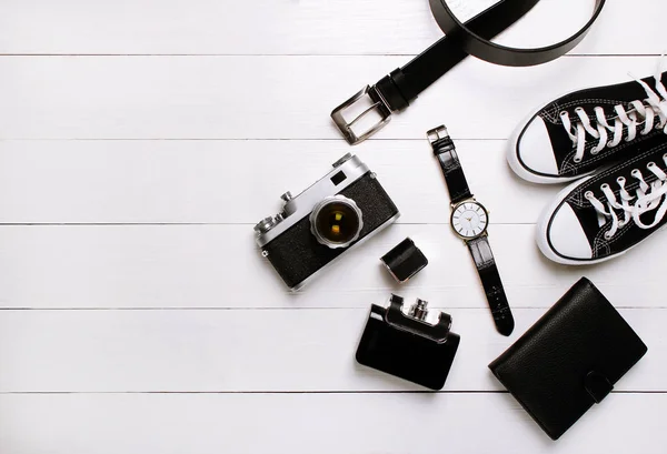 Moda Relojes Billeteras Cinturón Colonia Zapatillas Deporte Cámara Vieja Sobre —  Fotos de Stock