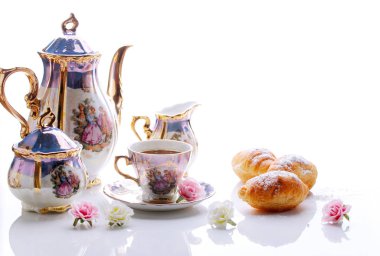 kruvasan ile kahve fincan. kahve beyaz bir arka plan ayarla