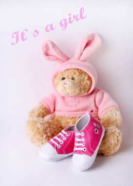 oyuncak oyuncak ayı ile beyaz bir arka plan üzerinde çocuk ayakkabı