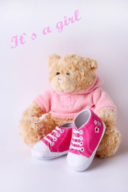 oyuncak oyuncak ayı ile beyaz bir arka plan üzerinde çocuk ayakkabı