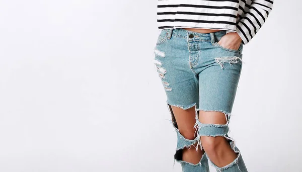 Mode Junge Frau Modischem Pullover Und Jeans Auf Weißem Hintergrund — Stockfoto