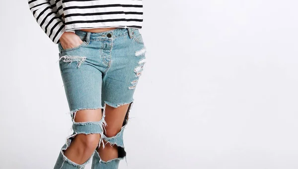 Mode Junge Frau Modischem Pullover Und Jeans Auf Weißem Hintergrund — Stockfoto