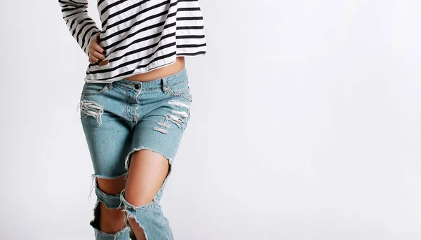 Moda Jovem Mulher Suéter Moda Jeans Fundo Branco — Fotografia de Stock