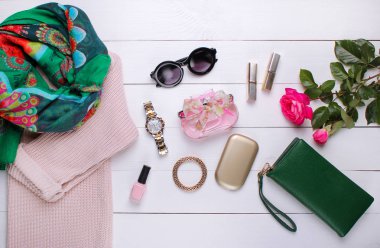 moda. trendy kazak, güzel eşarp ve beyaz bir arka plan üzerinde güneş gözlüğü