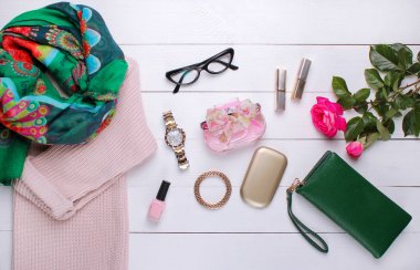 moda. trendy kazak, güzel eşarp ve gözlük beyaz bir arka plan üzerinde