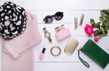 moda. trendy kazak, güzel eşarp ve beyaz bir arka plan üzerinde güneş gözlüğü
