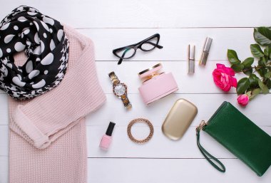 moda. trendy kazak, güzel eşarp ve gözlük beyaz bir arka plan üzerinde