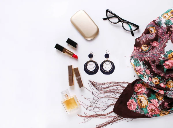 güzel moda eşarp, gözlük, parfüm, küpe beyaz zemin üzerinde. Bayanlar aksesuarları