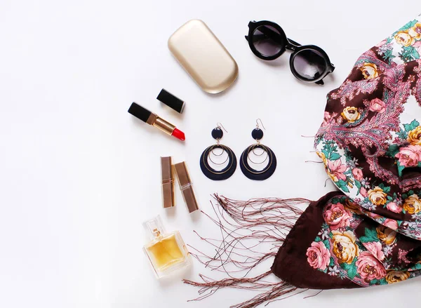 güzel moda eşarp, güneş gözlüğü, parfüm, küpe beyaz zemin üzerinde. Bayanlar aksesuarları