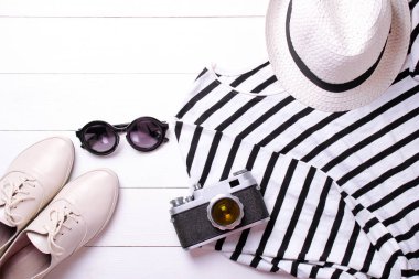 moda. moda şapka, kazak, kamera ve beyaz bir arka plan üzerinde ayakkabı