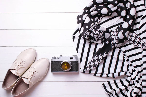 Moda Cachecol Moda Suéter Câmera Sapatos Fundo Branco — Fotografia de Stock