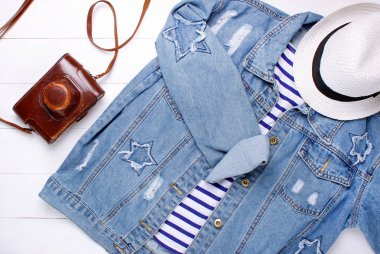 moda. moda Kot ceket, t-shirt, şapka ve beyaz bir arka plan üzerinde kamera