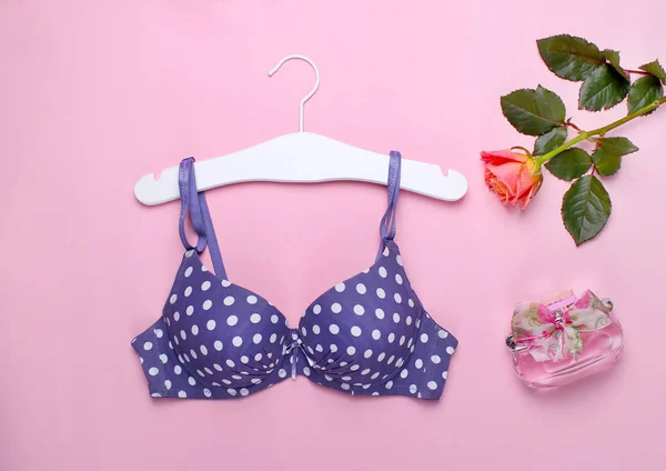 Bello Reggiseno Alla Moda Rosa Uno Sfondo Rosa — Foto Stock