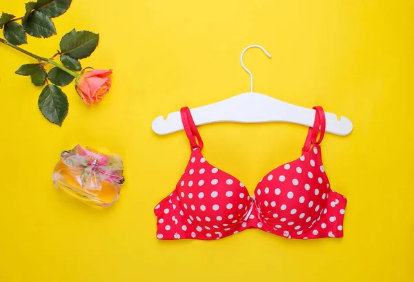 Bello Reggiseno Alla Moda Rosa Uno Sfondo Giallo — Foto Stock