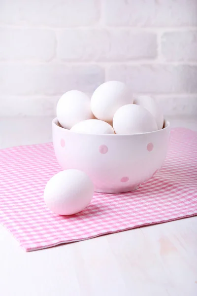 Ovos Naturais Uma Chapa Uma Mesa Branca — Fotografia de Stock
