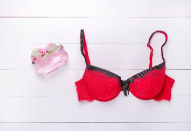 moda güzel sutyen ve beyaz zemin üzerine parfüm