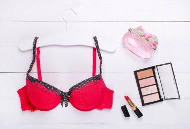 moda güzel sütyen, ruj, allık ve beyaz zemin üzerine parfüm