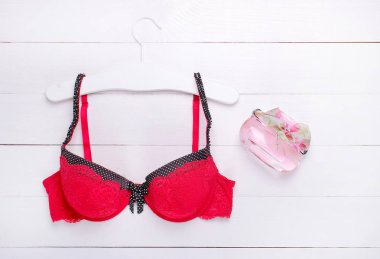moda güzel sutyen ve beyaz zemin üzerine parfüm