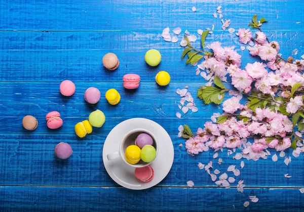 Macaroons Com Uma Xícara Flores Fundo Azul — Fotografia de Stock