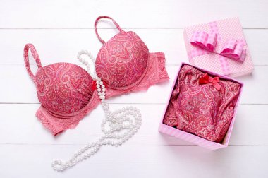 şık sütyen ve külot beyaz zemin üzerinde bir hediye kutusu