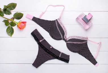 Güzel kadın iç çamaşırı. Dantel külot ve sutyen ahşap arka plan üzerinde yalan.