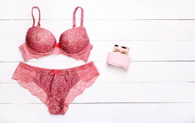 Güzel kadın iç çamaşırı. Dantel külot ve sutyen ahşap arka plan üzerinde yalan.