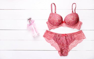 Güzel kadın iç çamaşırı. Dantel külot ve sutyen ahşap arka plan üzerinde yalan.