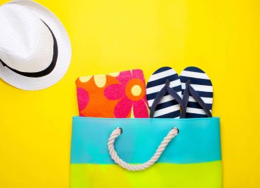 Sarı bir arka plan üzerinde şık plaj aksesuarları