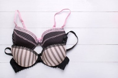 ahşap arka plan üzerinde güzel seksi sütyen