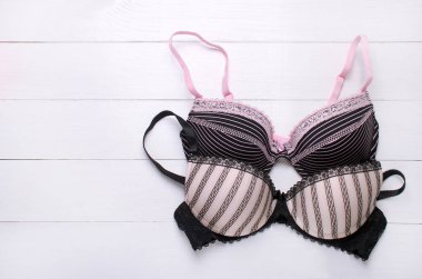 ahşap arka plan üzerinde güzel seksi sütyen