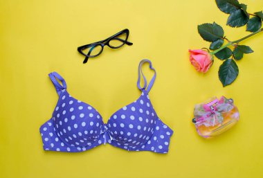 moda güzel sutyen ve sarı bir arka plan üzerinde gül