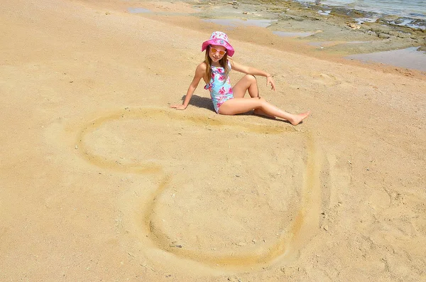 Kleines Mädchen Strand Ruht Sich Aus — Stockfoto