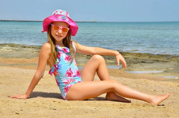 沙滩上的小女孩在休息 — 图库照片