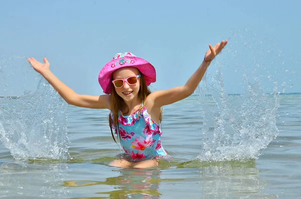 Niña Playa Está Descansando — Foto de Stock