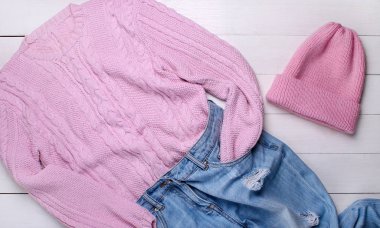 Moda. Beyaz arka planda modaya uygun örgü süveter ve kot pantolon