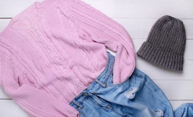 Moda. Beyaz arka planda modaya uygun örgü süveter ve kot pantolon