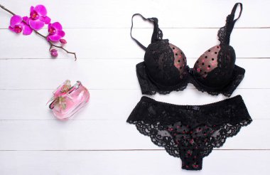 Güzel kadın iç çamaşırı. Dantel külot ve sutyen ahşap arka plan üzerinde yalan.