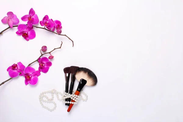 Pennelli Trucco Perle Orchidee Sfondo Bianco — Foto Stock