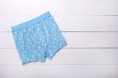 Erkek boksörlerin donları beyaz bir arkaplanda izole edilmiş.